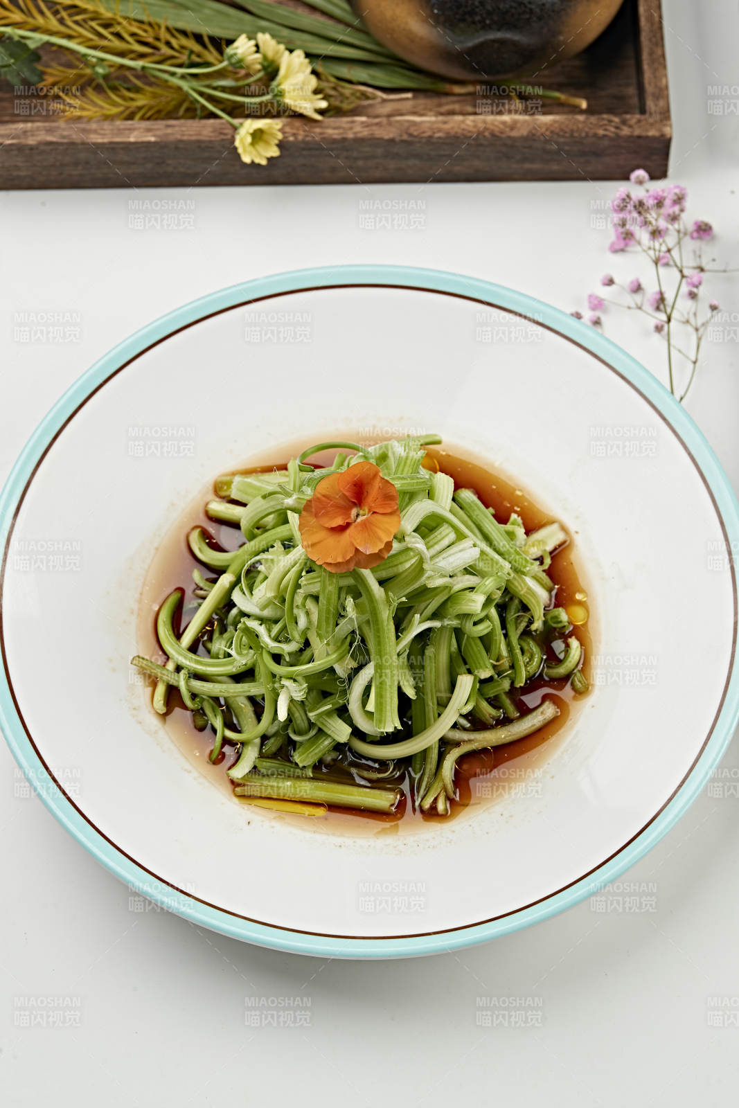 浇汁凉拌丝瓜秧-摄影图