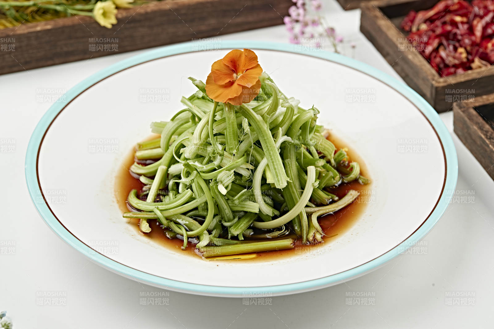 浇汁凉拌丝瓜秧-摄影图