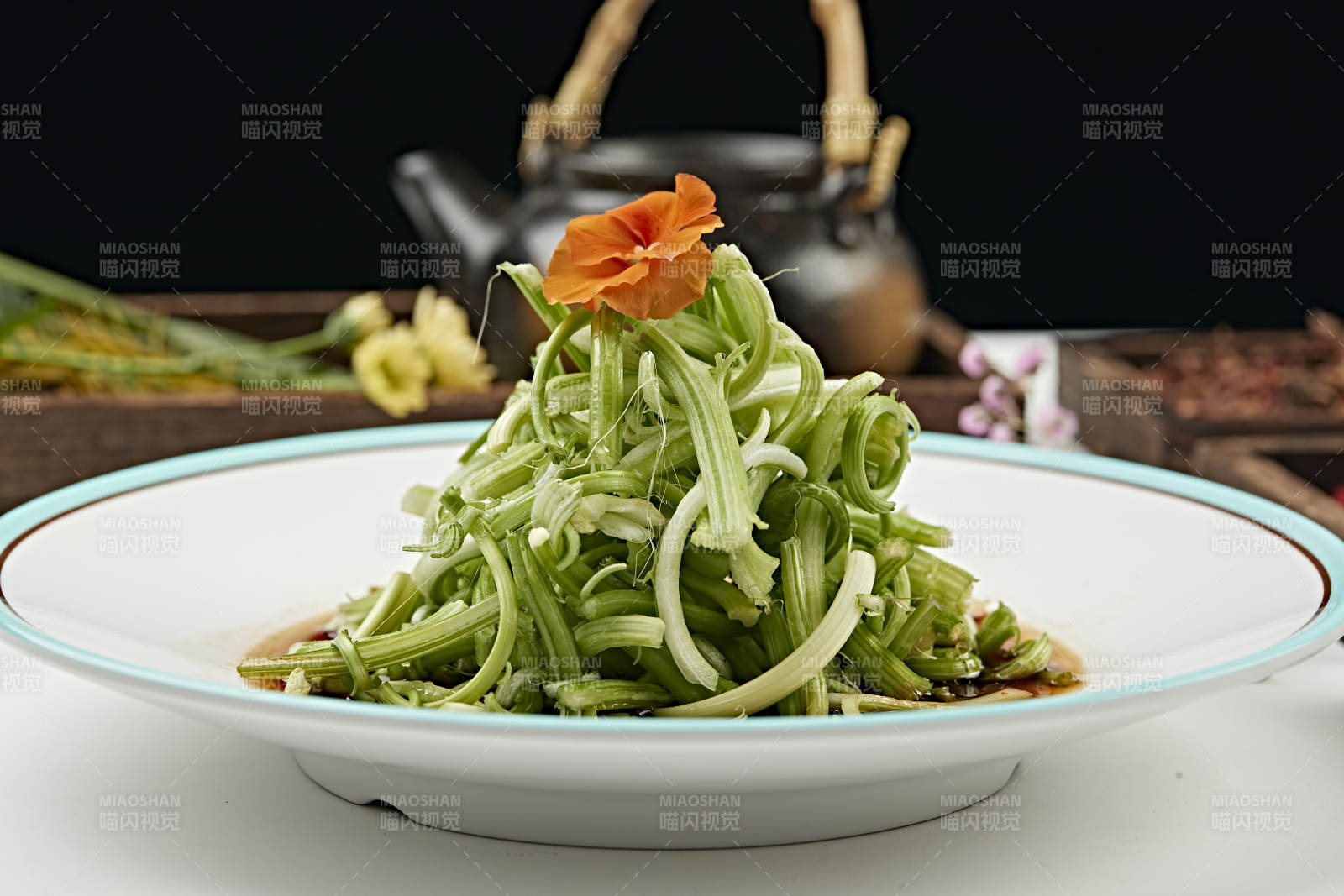 浇汁凉拌丝瓜秧-摄影图