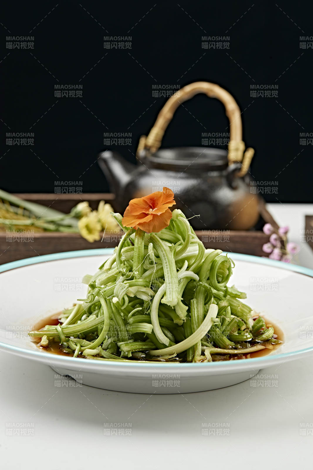 浇汁凉拌丝瓜秧-摄影图