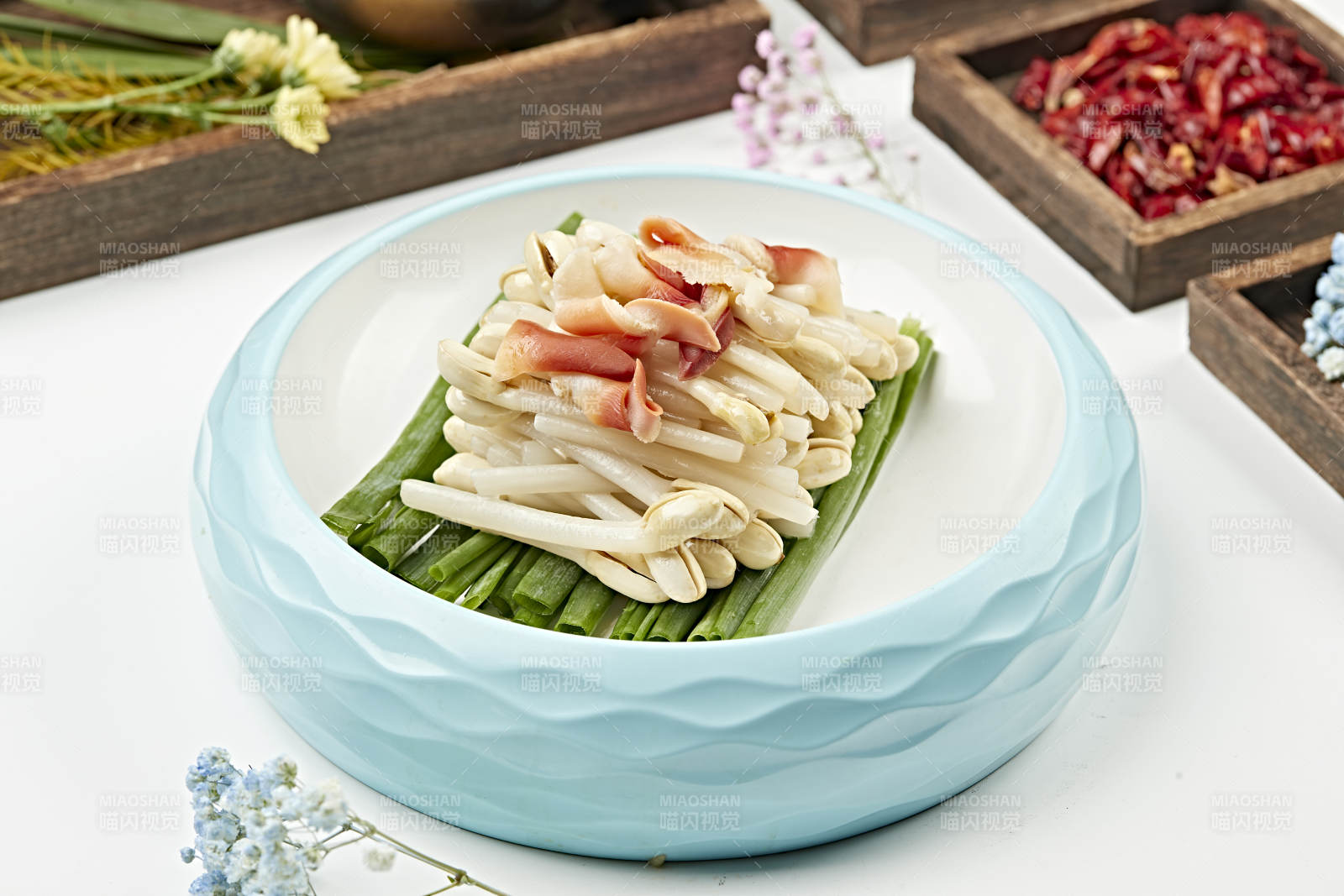 浇汁凉拌花生苗配北极贝尖