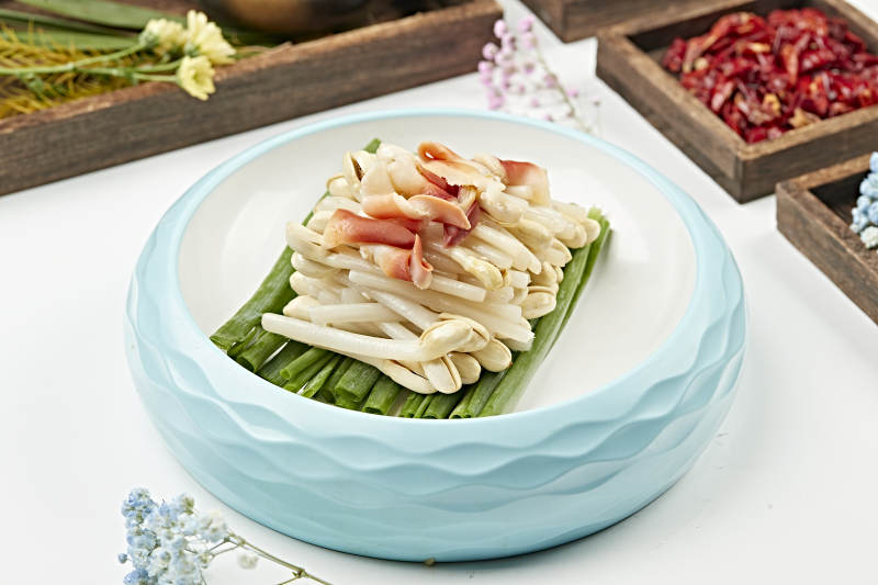 浇汁凉拌花生苗配北极贝尖