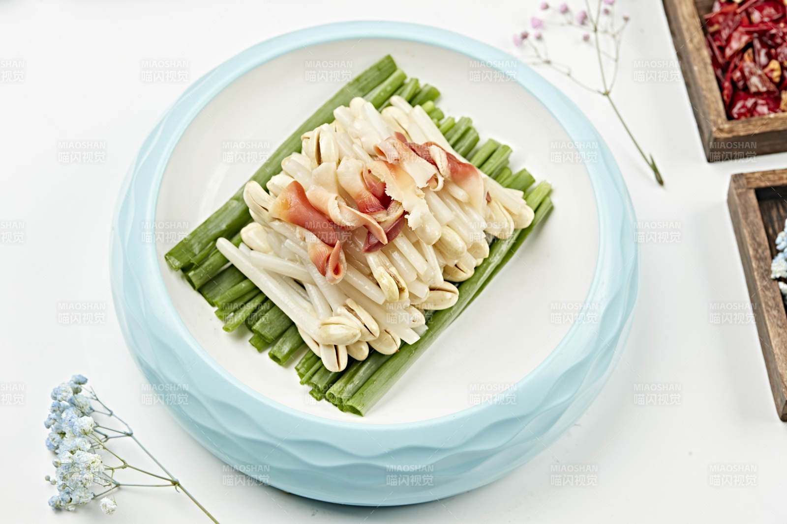 浇汁凉拌花生苗配北极贝尖