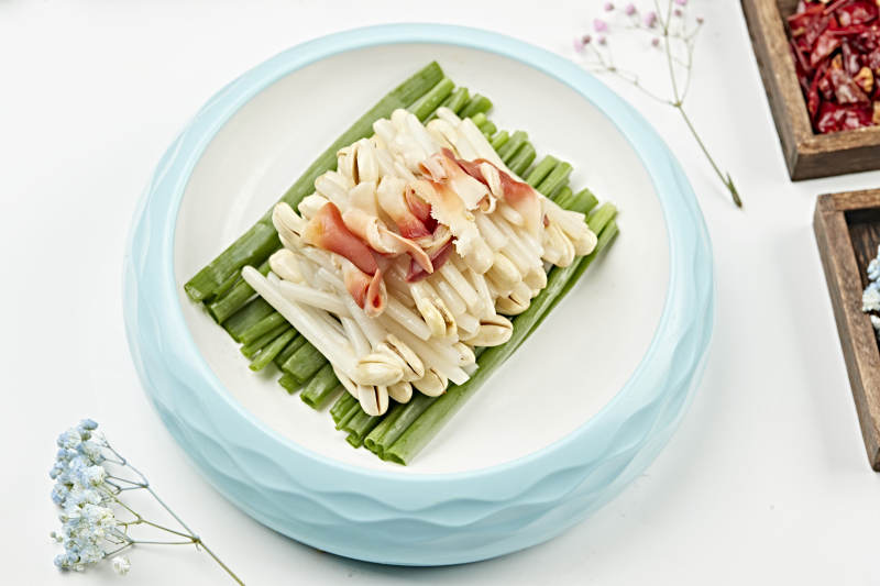 浇汁凉拌花生苗配北极贝尖