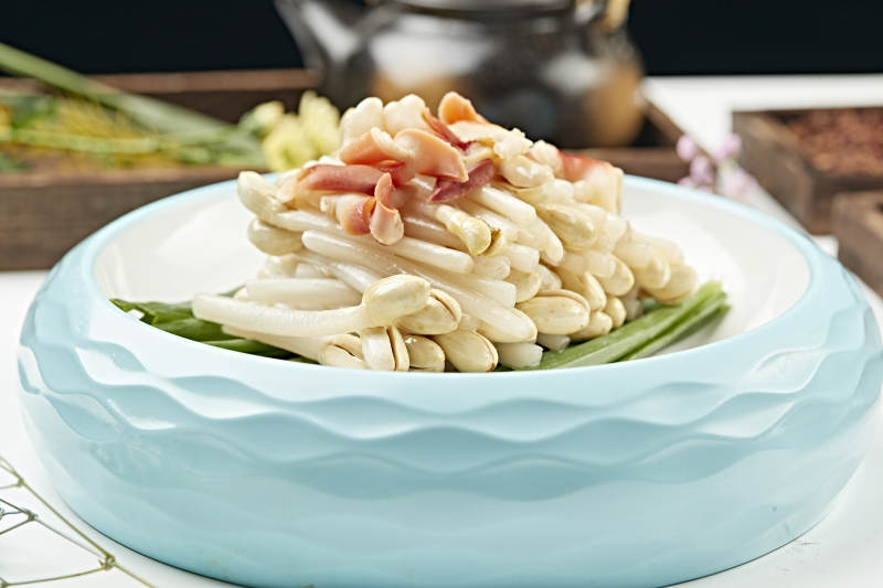 浇汁凉拌花生苗配北极贝尖