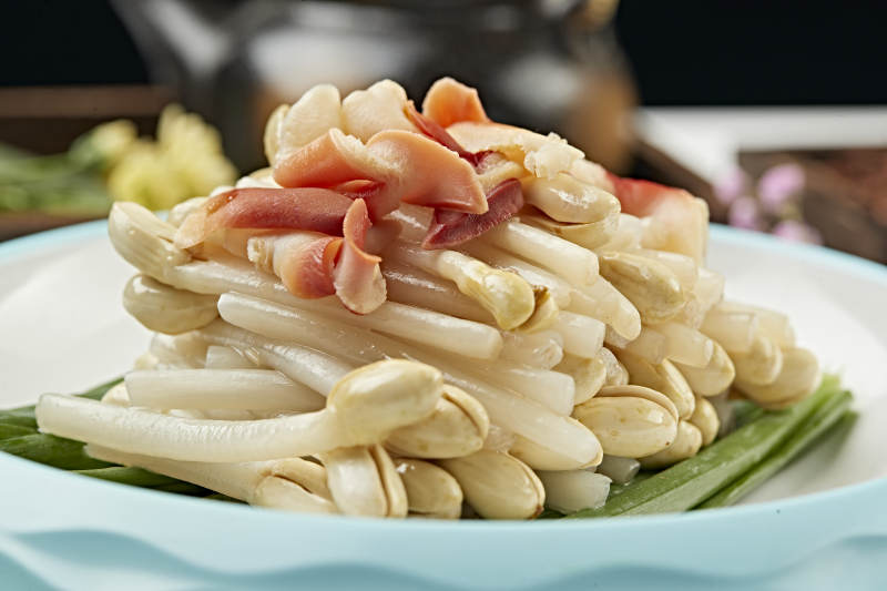 浇汁凉拌花生苗配北极贝尖