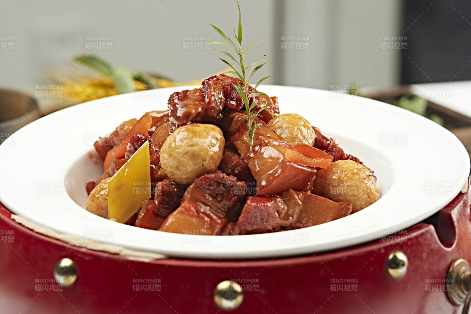 红烧肉炖虎皮鹌鹑蛋