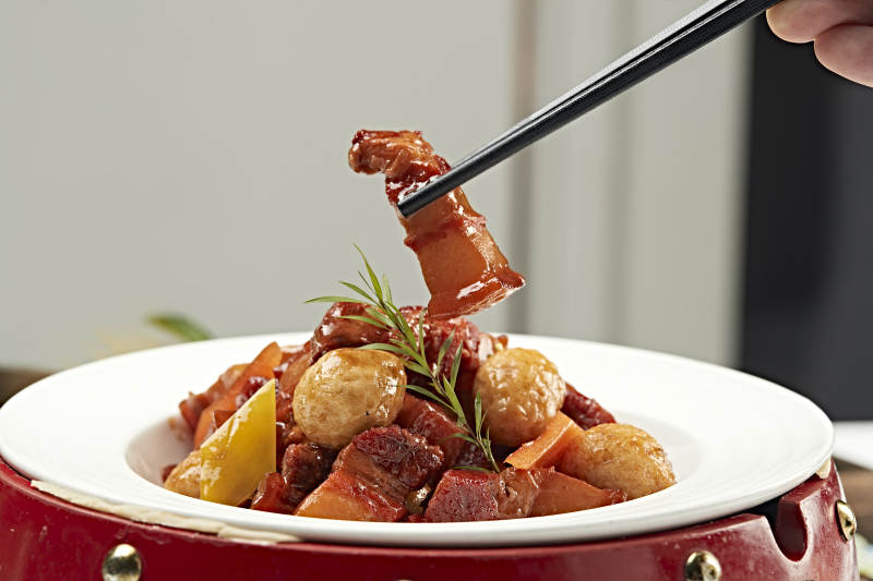 红烧肉炖虎皮鹌鹑蛋