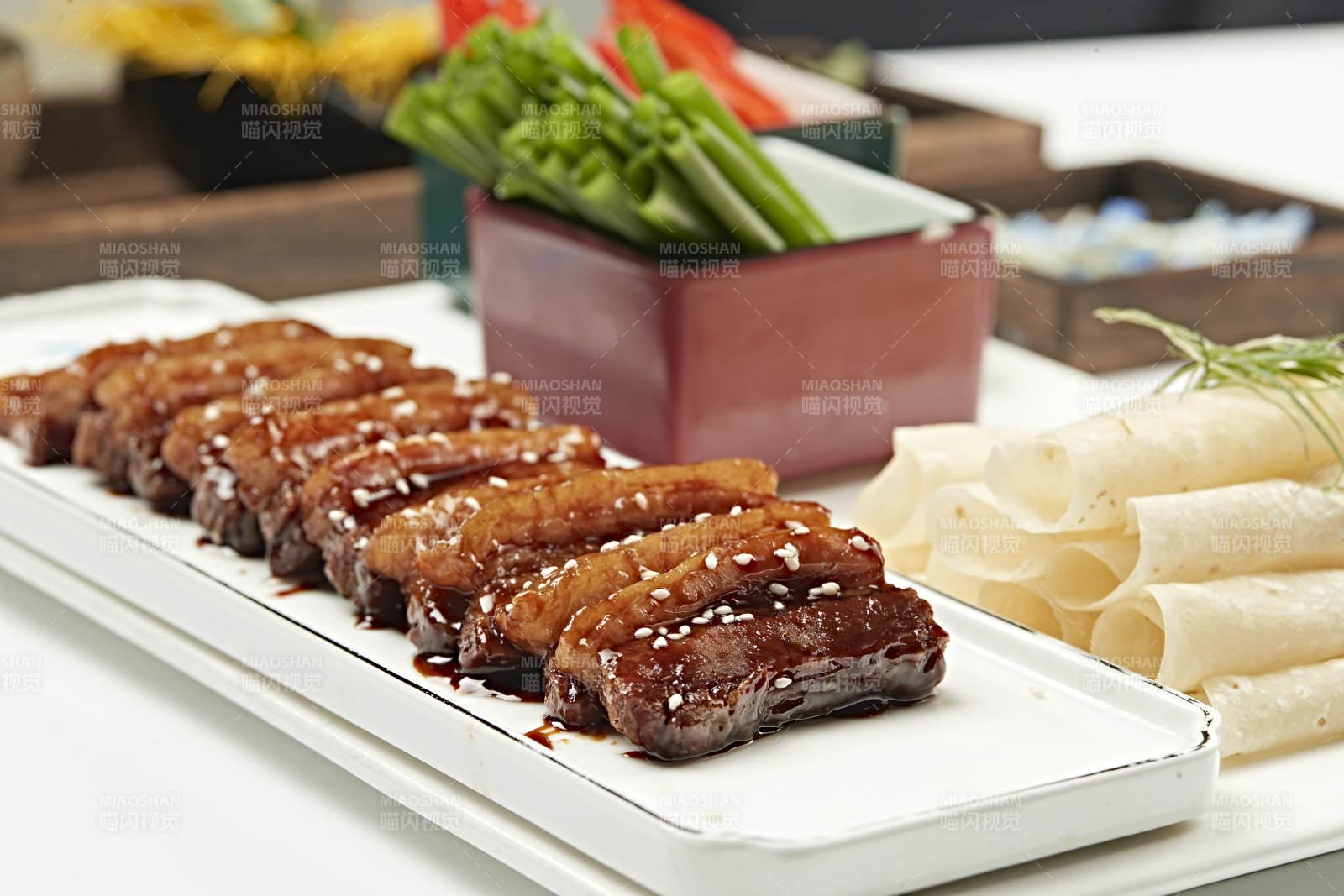 甜蜜先卤后炸五花肉配卷饼