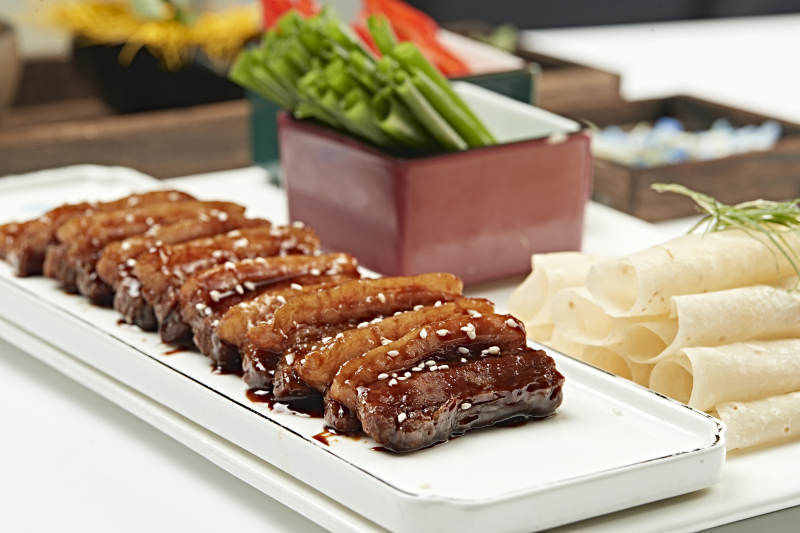 甜蜜先卤后炸五花肉配卷饼