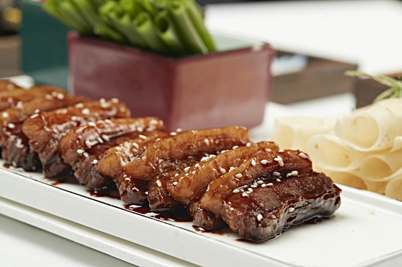 甜蜜先卤后炸五花肉配卷饼