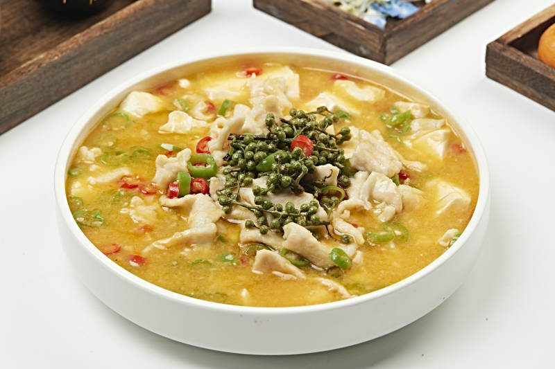 藤椒麻辣酸汤里脊肉片藤椒水煮肉片