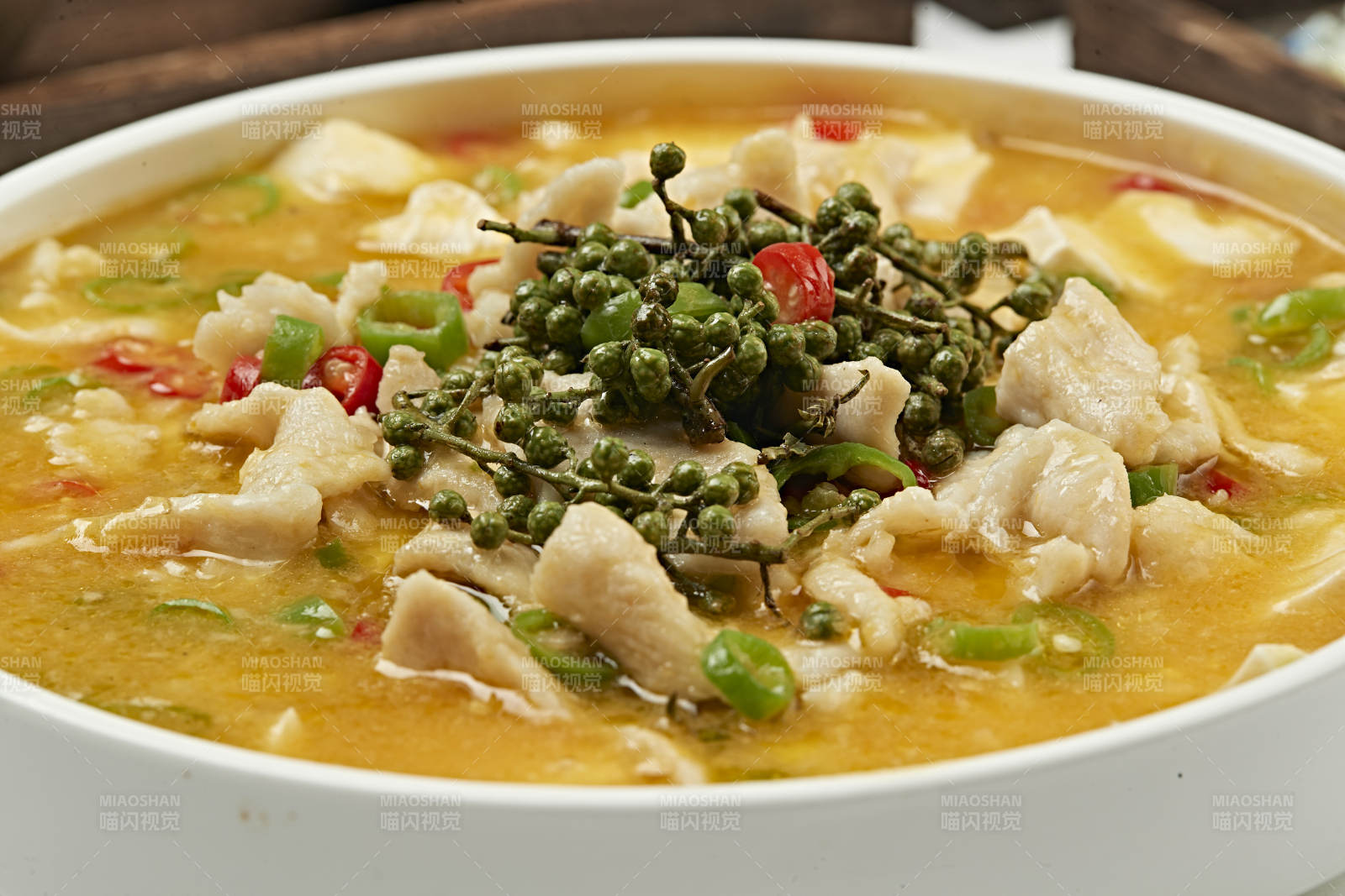 藤椒麻辣酸汤里脊肉片藤椒水煮肉片