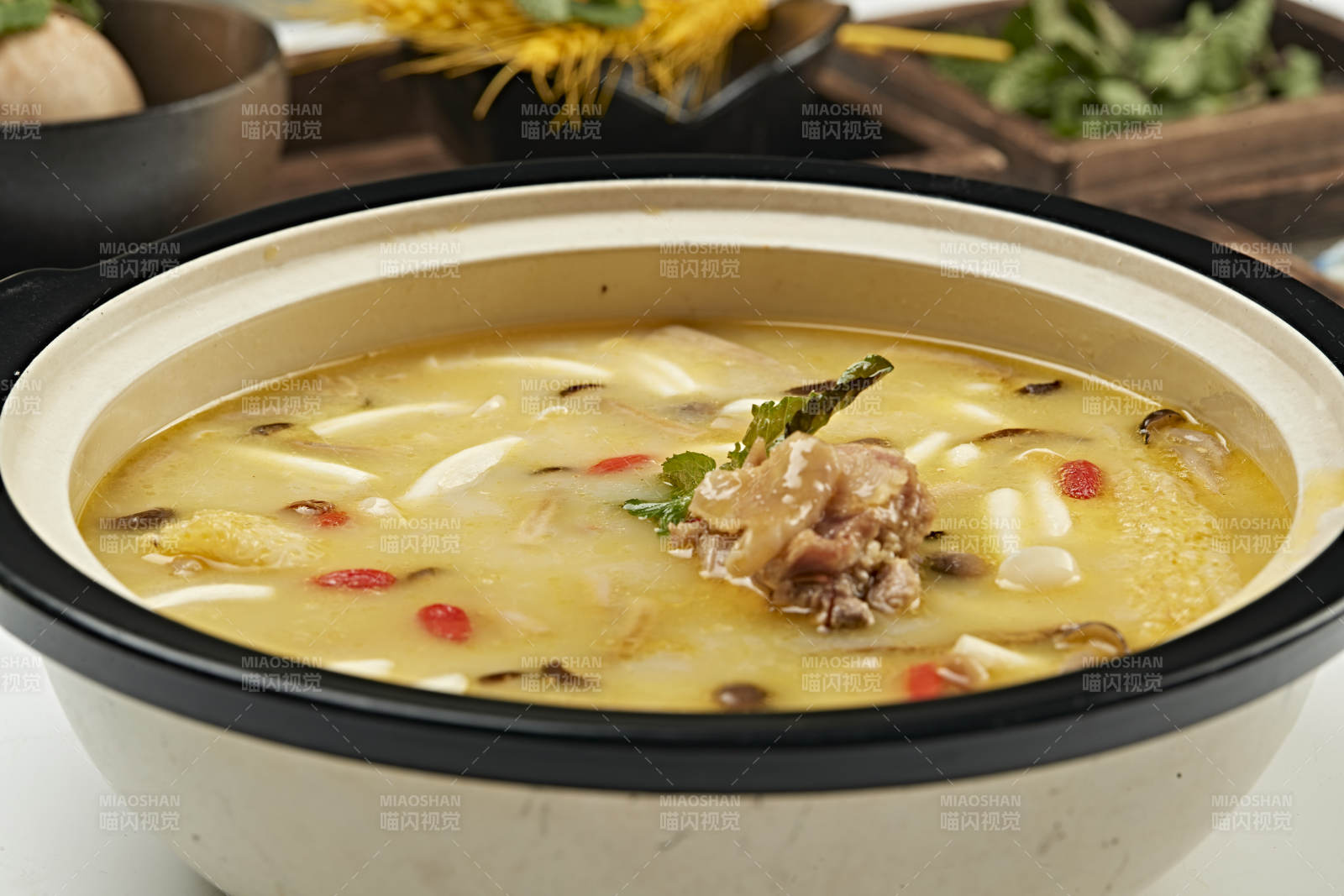 浓汤竹荪杂菌炖柴鸡块