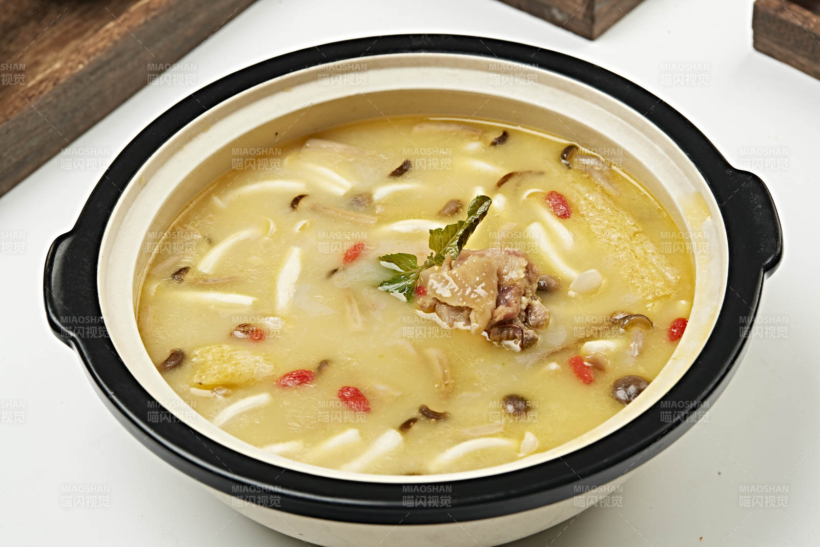 浓汤竹荪杂菌炖柴鸡块