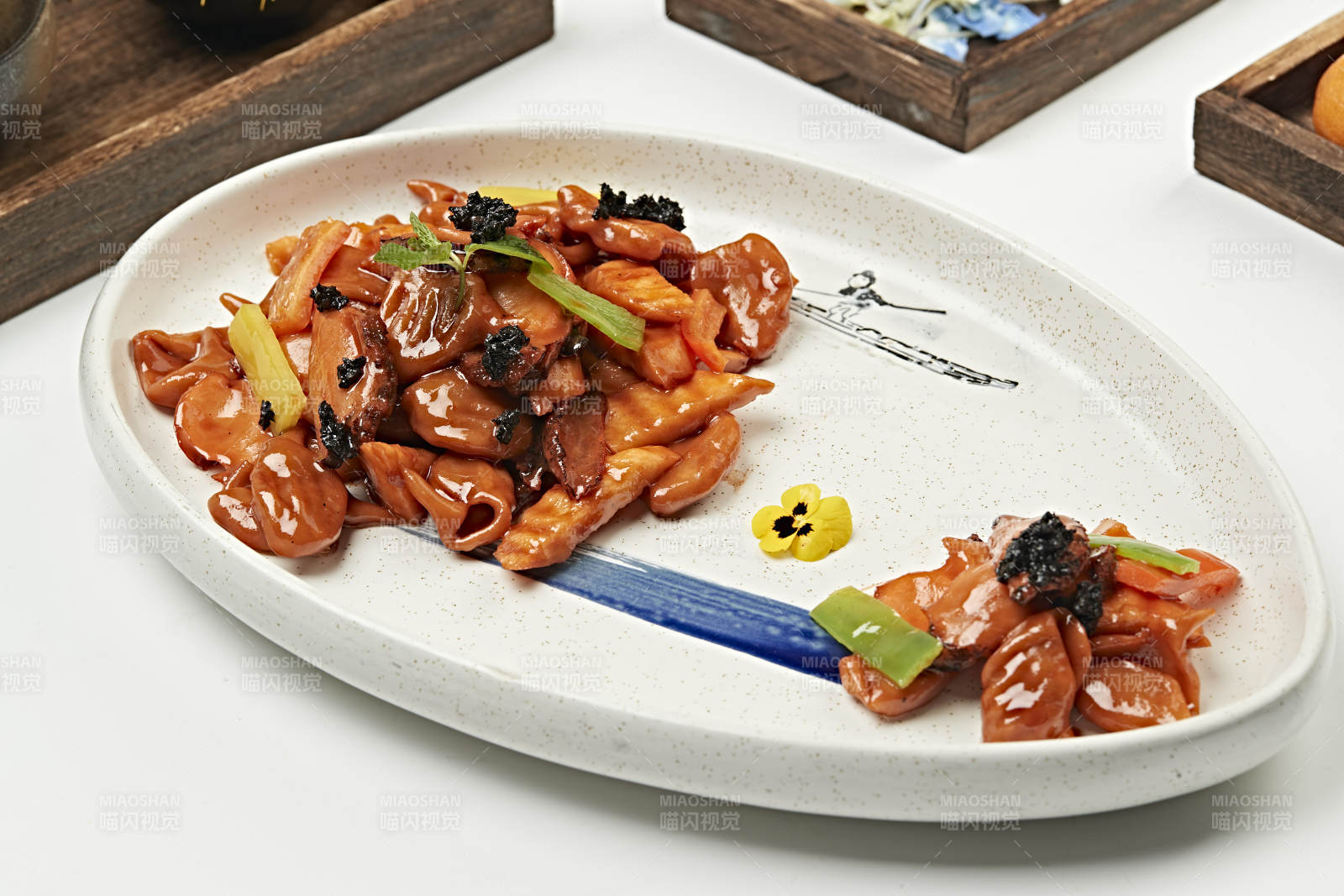 酱爆鲜鲍鱼山药莜面窝窝配黑松露-摄影图