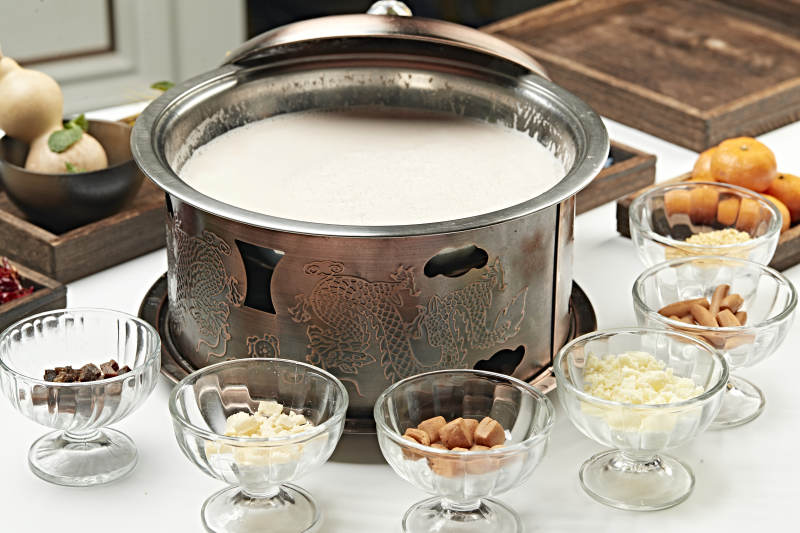 銅鍋餐具裝的草原炒米燉奶茶