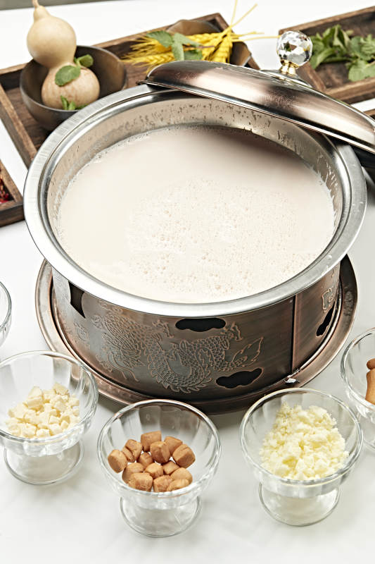 銅鍋餐具裝的草原炒米燉奶茶