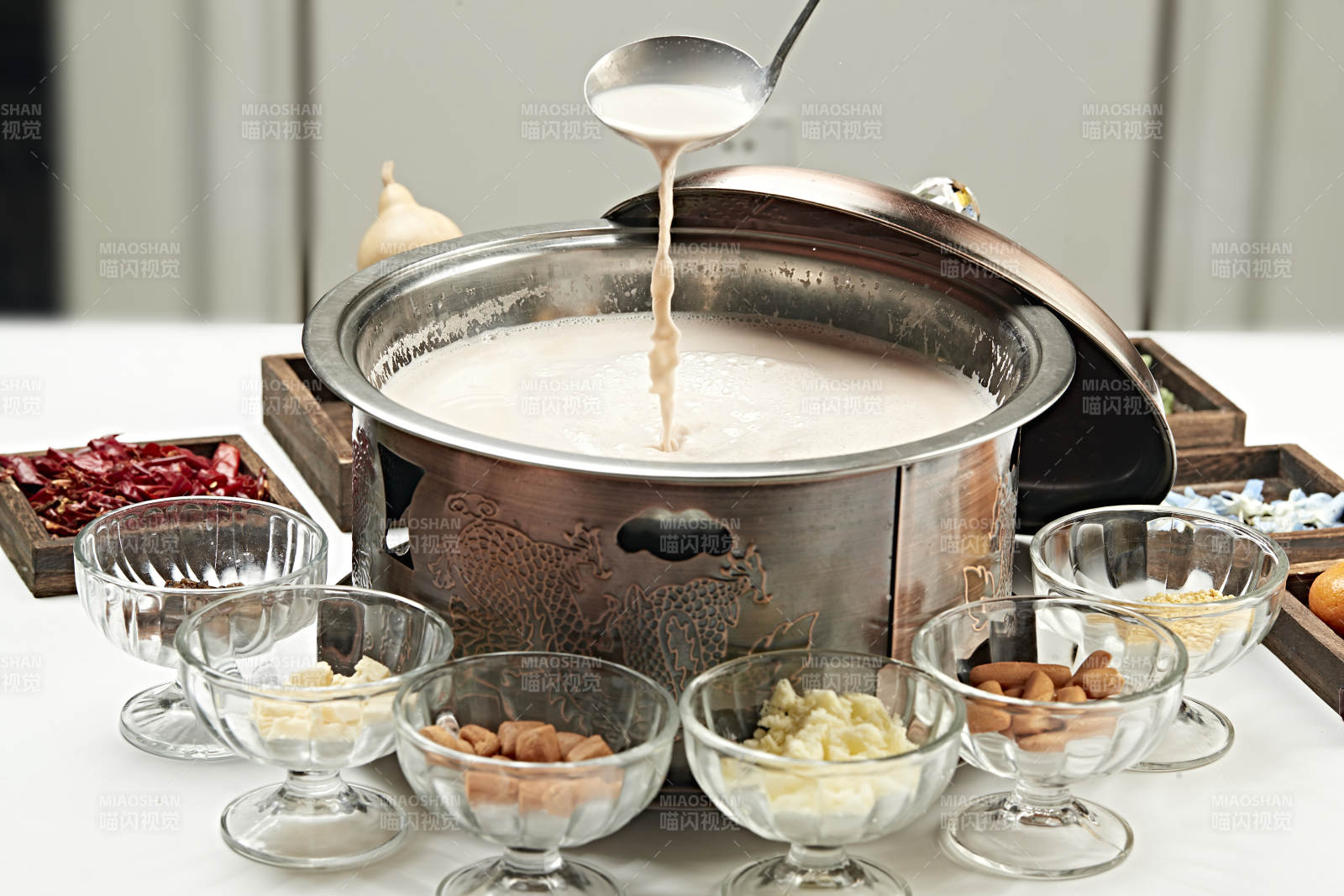 铜锅餐具装的草原炒米炖奶茶