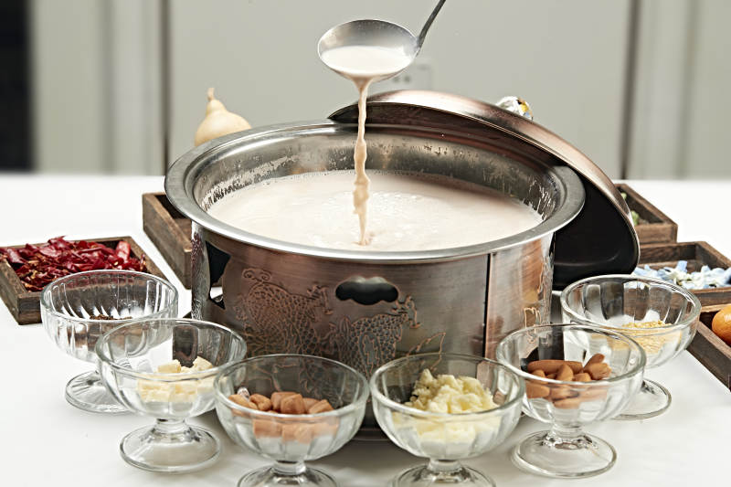 銅鍋餐具裝的草原炒米燉奶茶