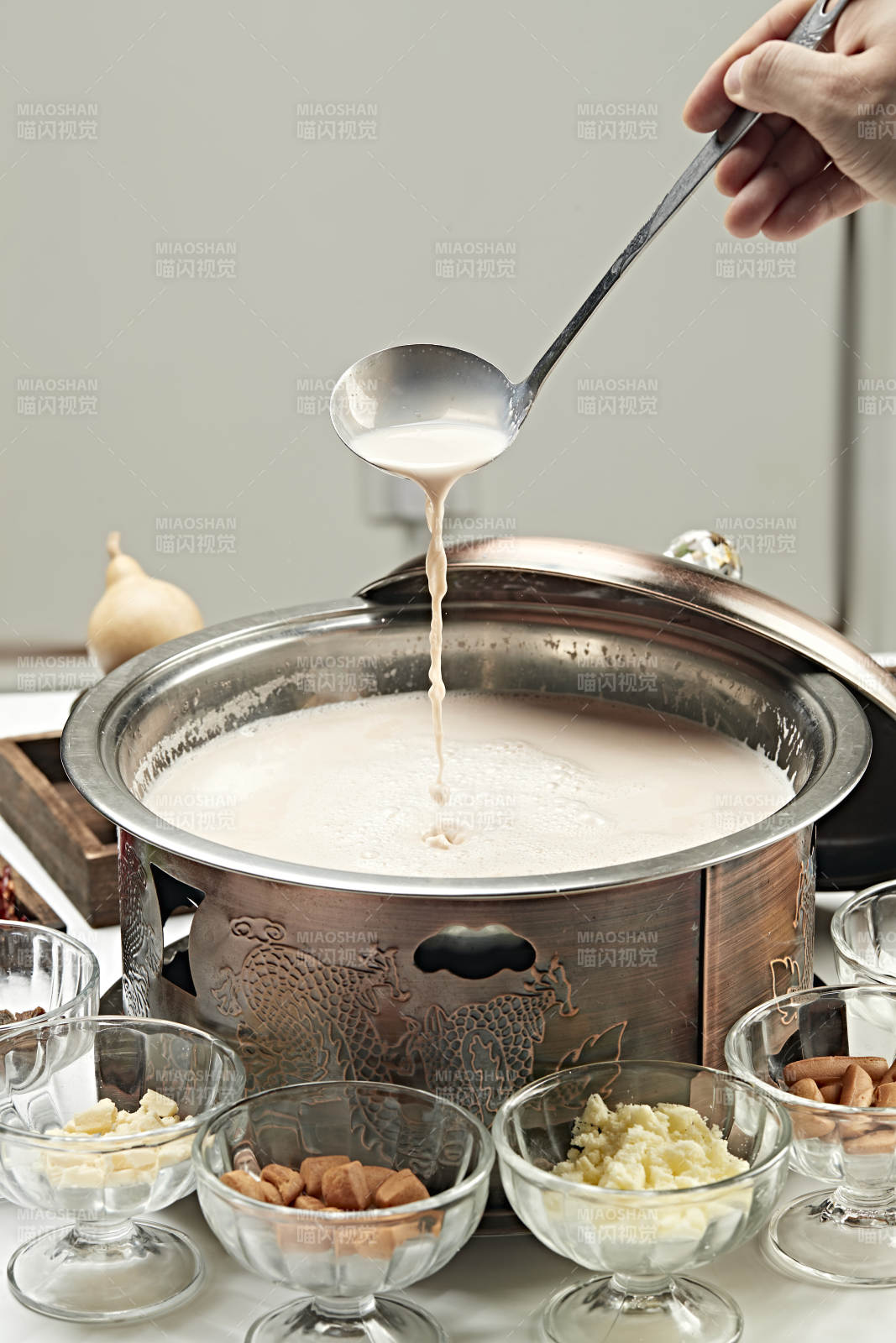 铜锅餐具装的草原炒米炖奶茶