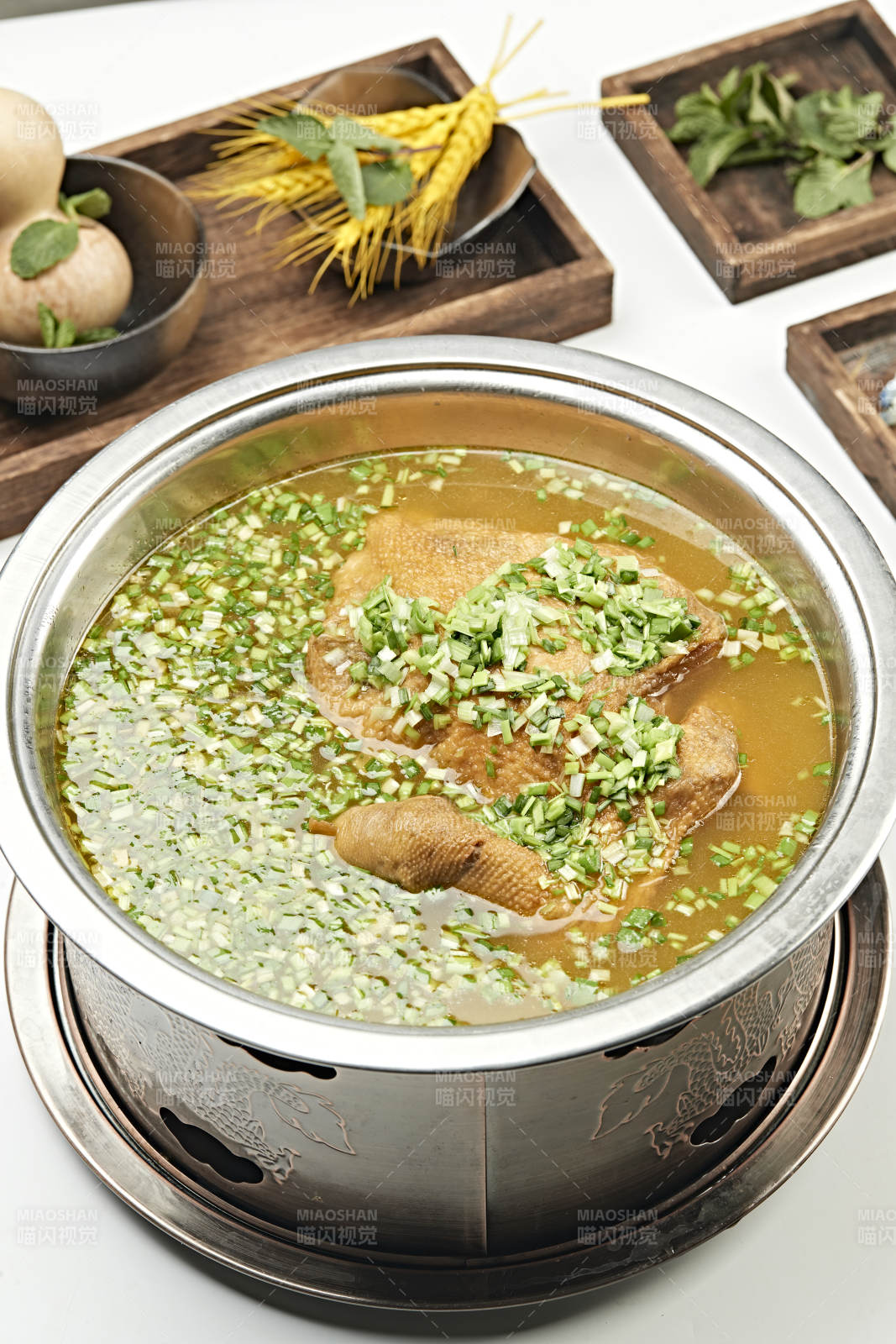 铜锅餐具装的葱香炖煮柴鸡汤