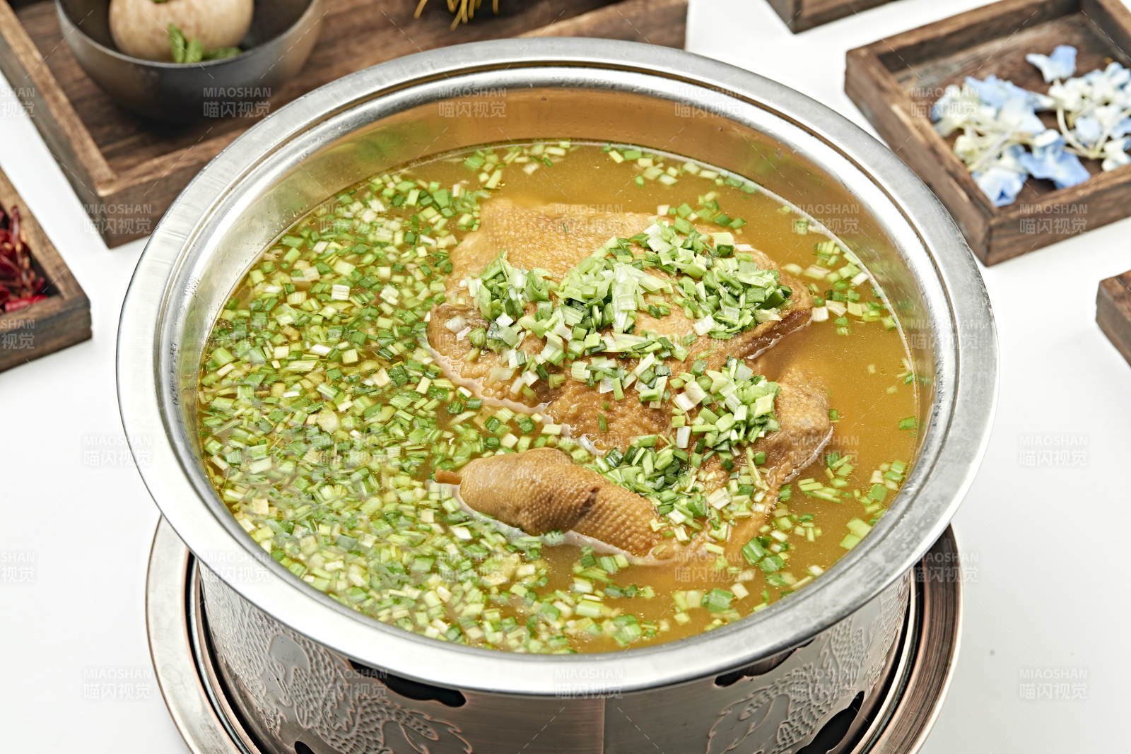 铜锅餐具装的葱香炖煮柴鸡汤