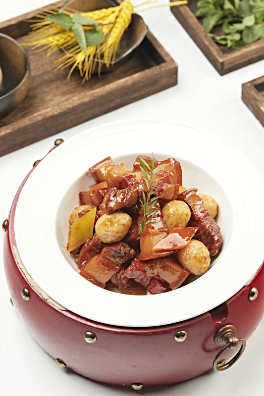 紅燒肉燉虎皮鵪鶉蛋