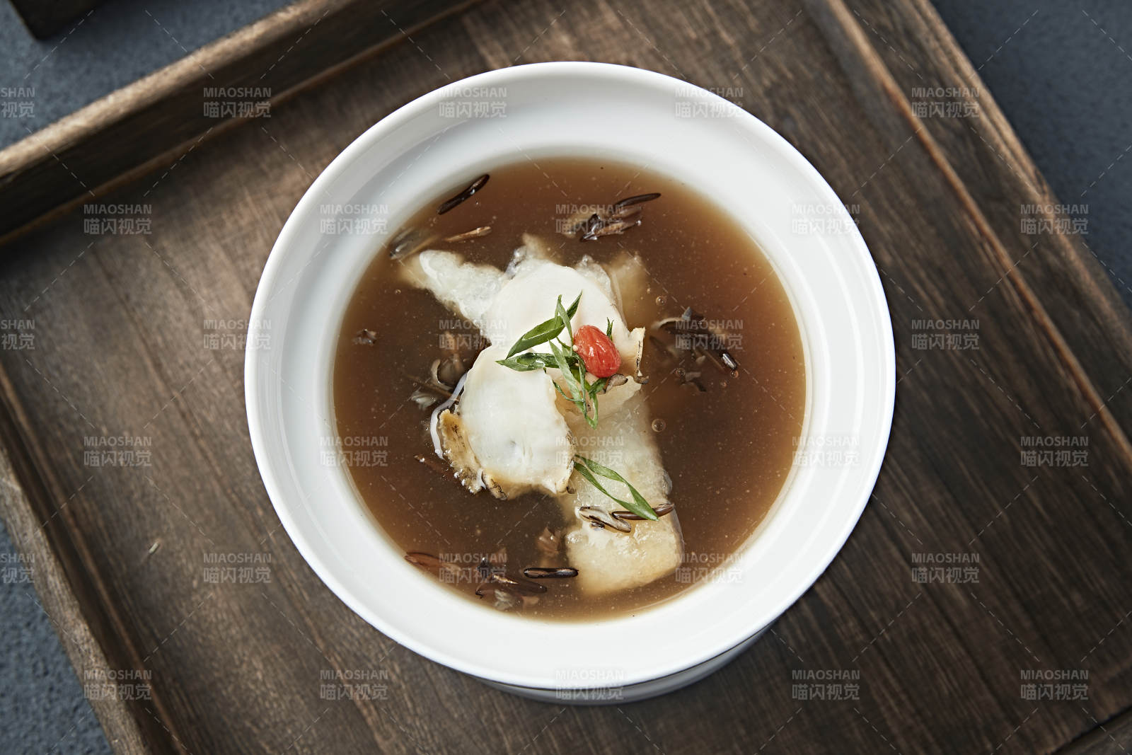 浓汤滋补竹荪炖鲍鱼