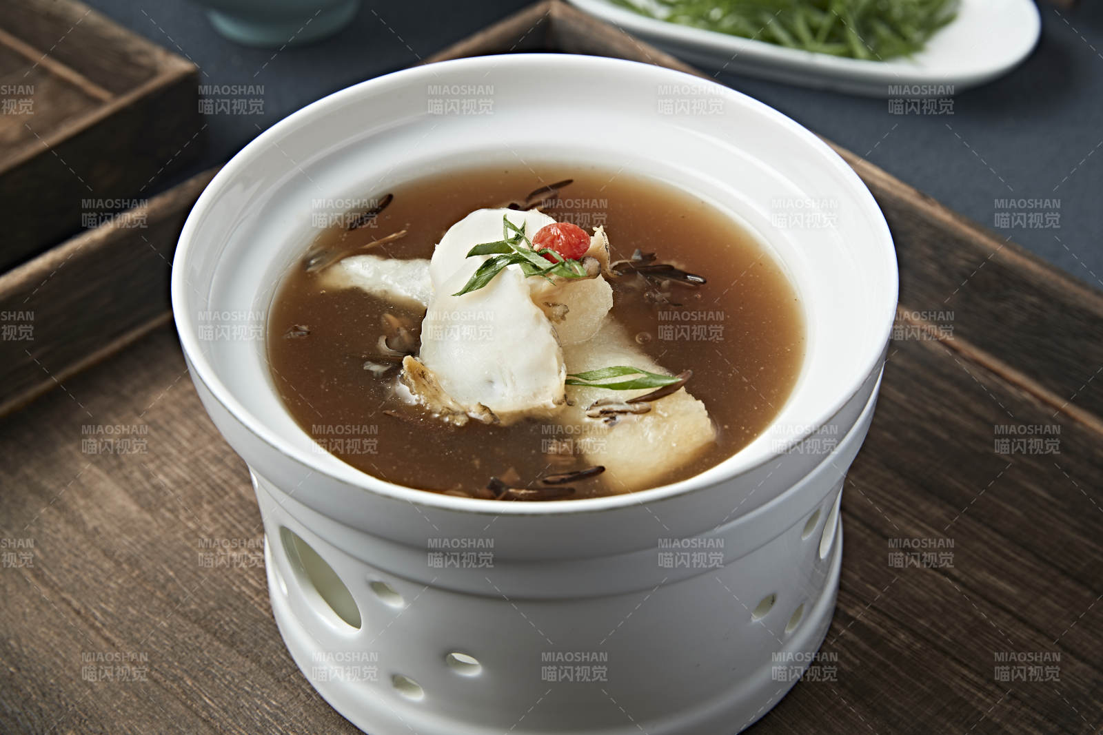 浓汤滋补竹荪炖鲍鱼