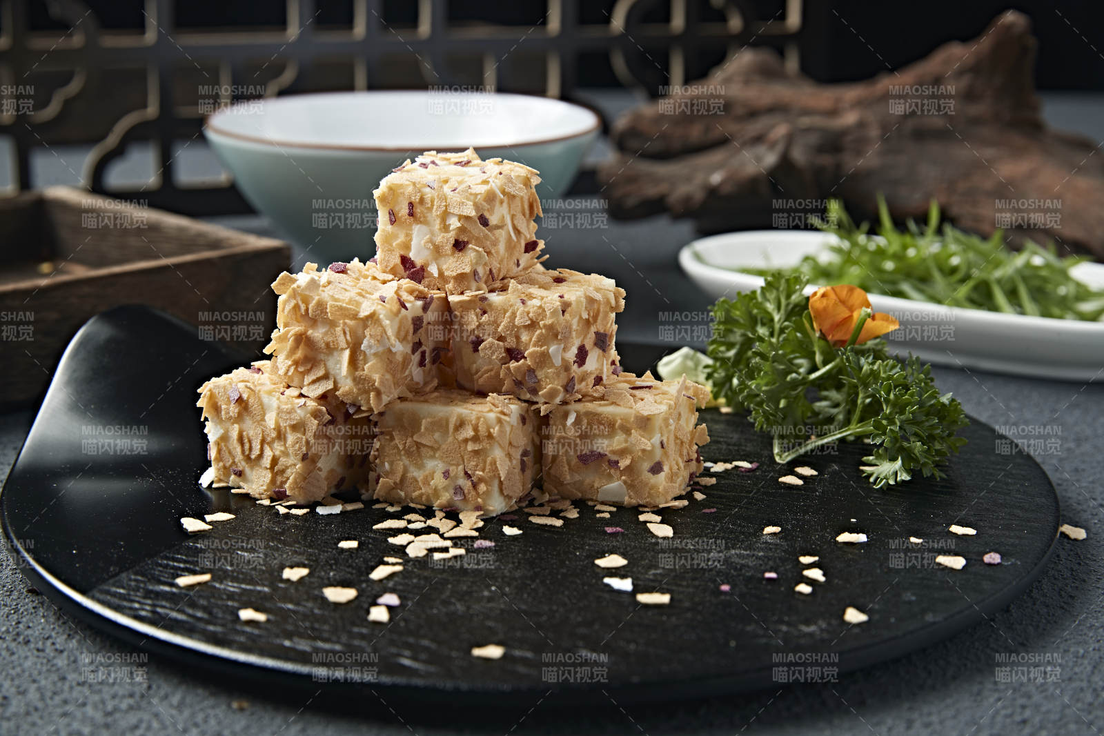 甜麦片碎包裹的的丝滑杏仁糕