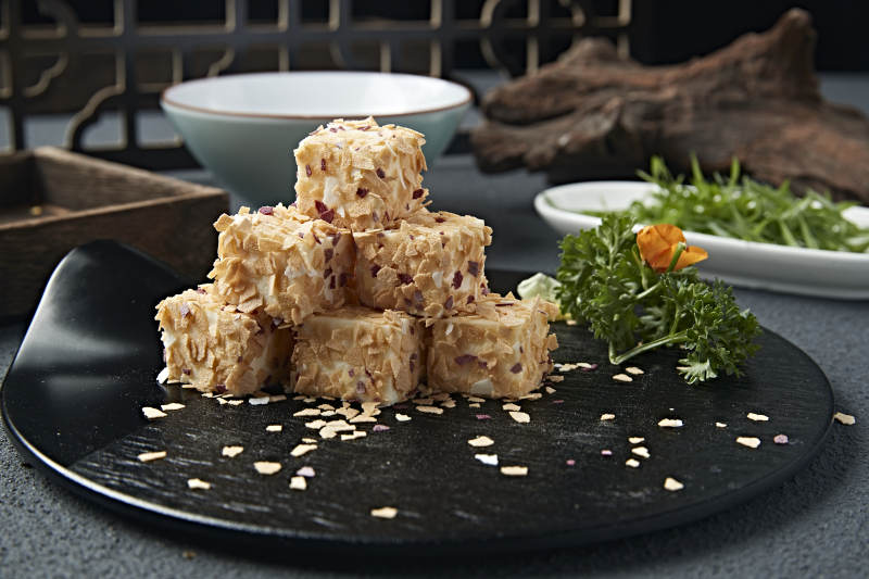 甜麦片碎包裹的的丝滑杏仁糕