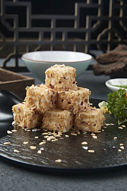 甜麦片碎包裹的的丝滑杏仁糕