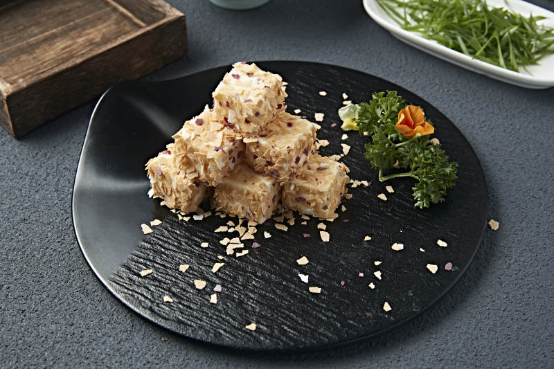 甜麦片碎包裹的的丝滑杏仁糕