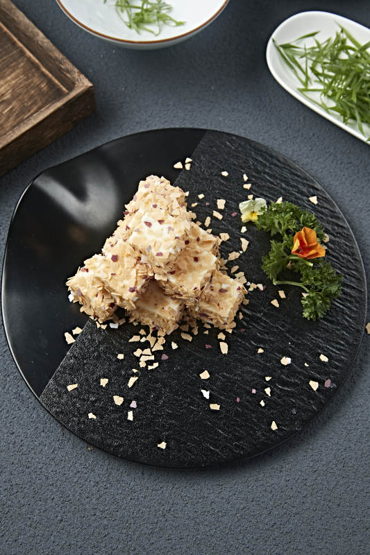 甜麦片碎包裹的的丝滑杏仁糕