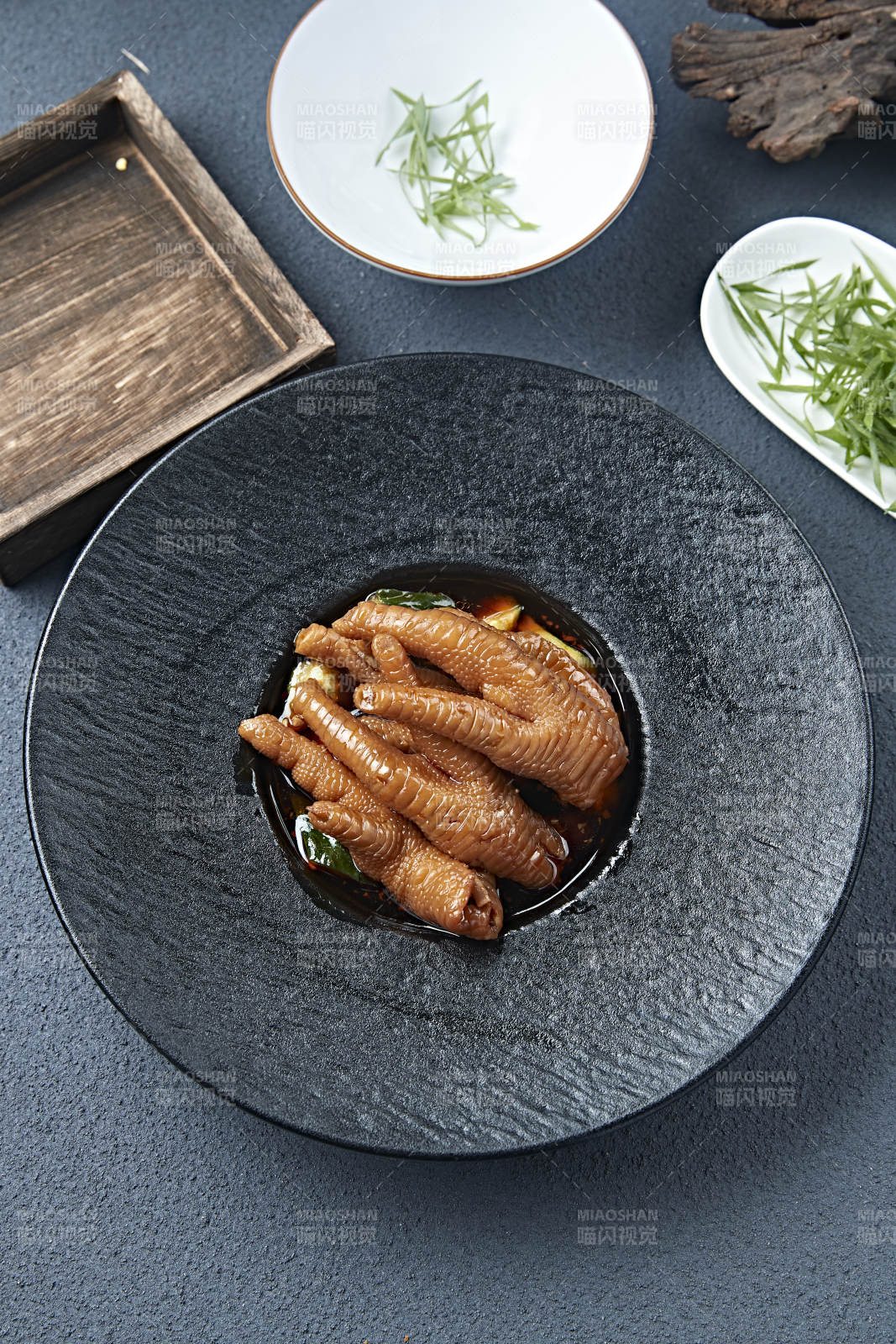 红油酸辣鸡脚图片