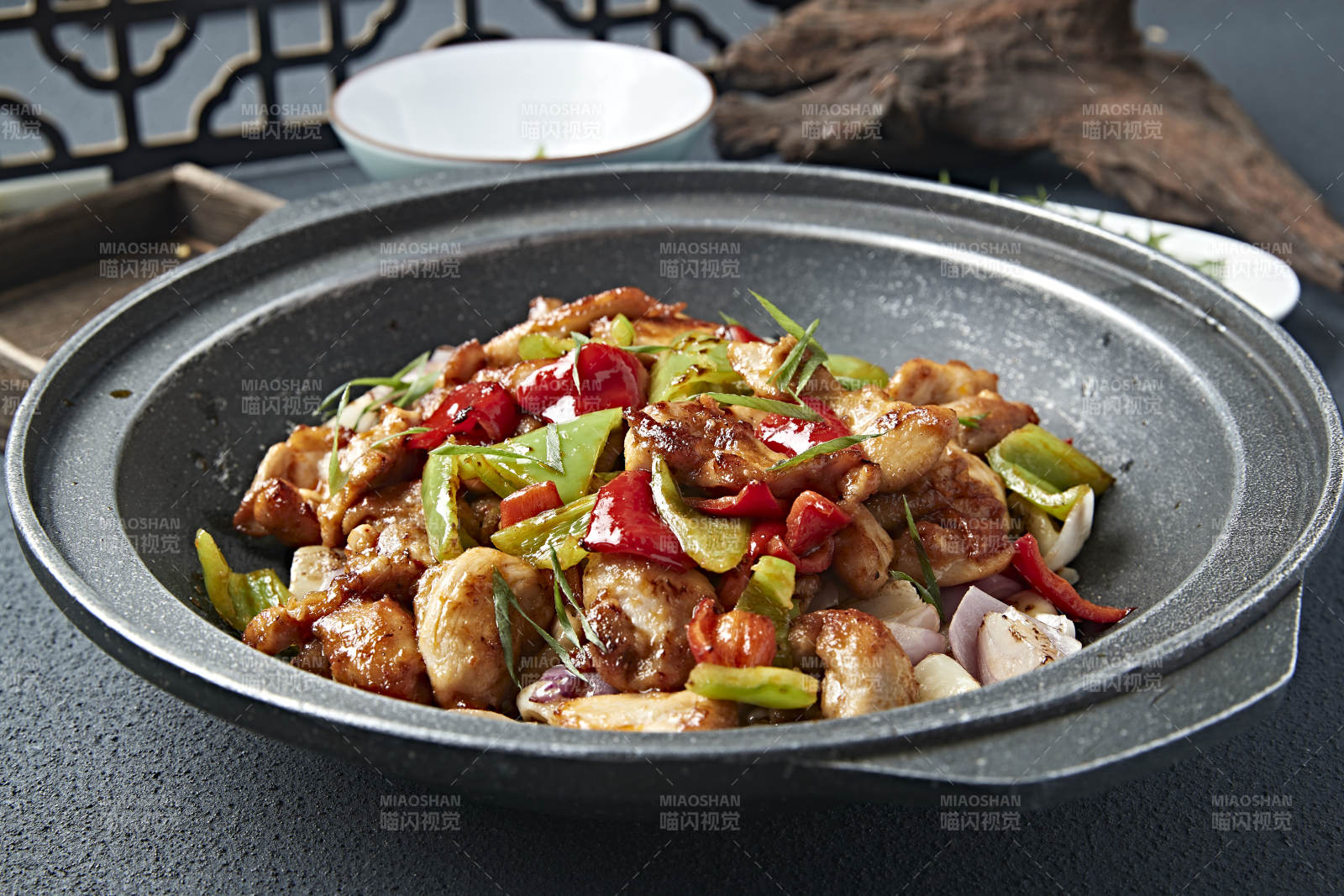 石锅蒜香彩椒洋葱烧鸡腿肉