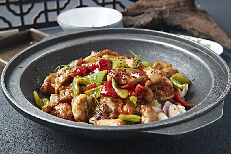 石锅蒜香彩椒洋葱烧鸡腿肉