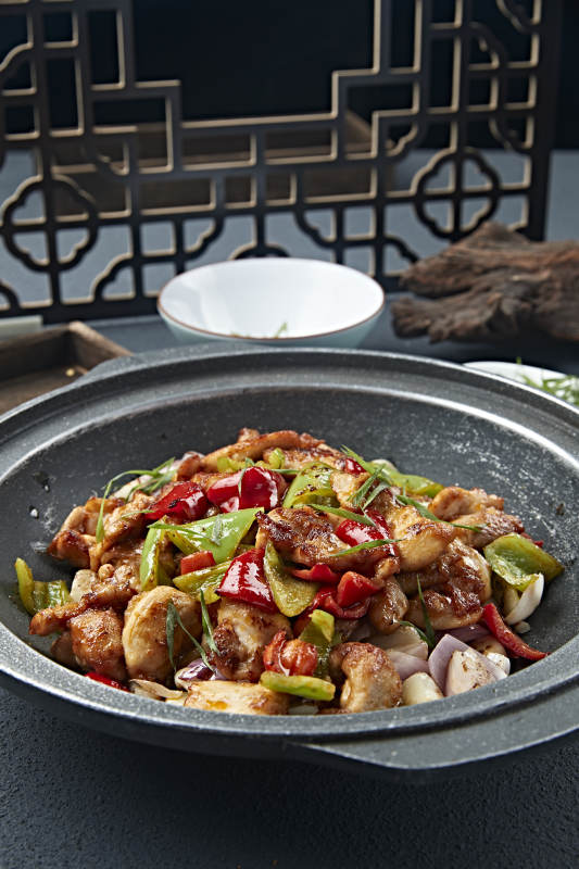 石锅蒜香彩椒洋葱烧鸡腿肉