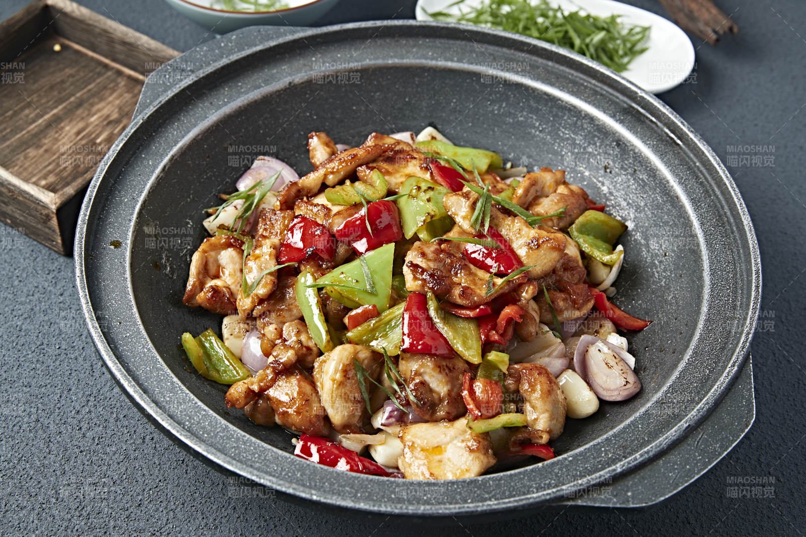 石锅蒜香彩椒洋葱烧鸡腿肉