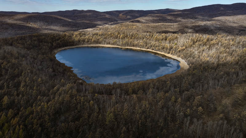 阿尔山湖心秋色