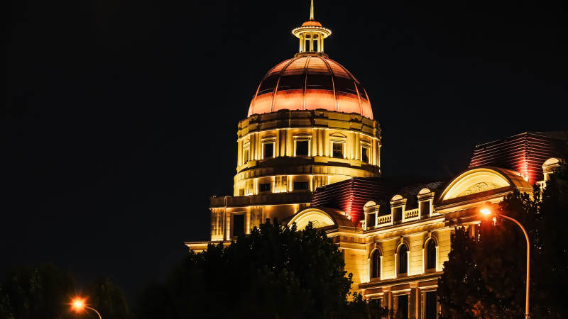 天津夜幕下的宏伟穹顶