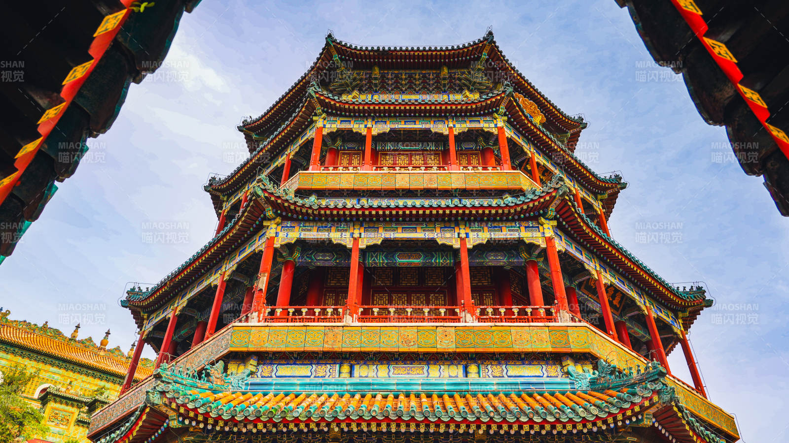 北京颐和园佛香阁古塔飞檐映蓝天