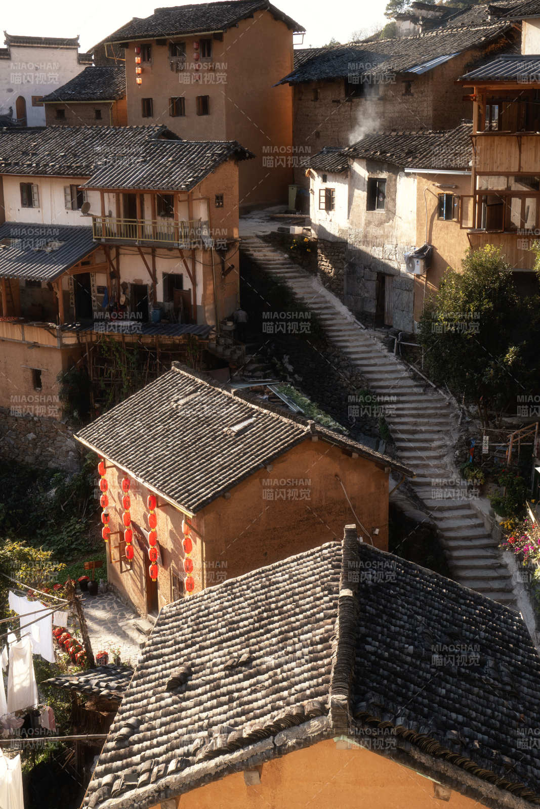 古村石阶晨烟袅