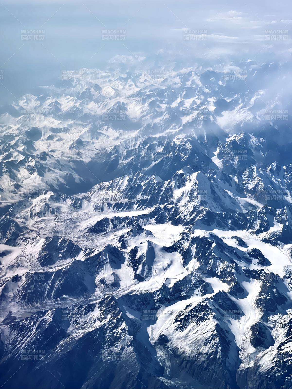 新疆天山 雪山连绵 云海缭绕