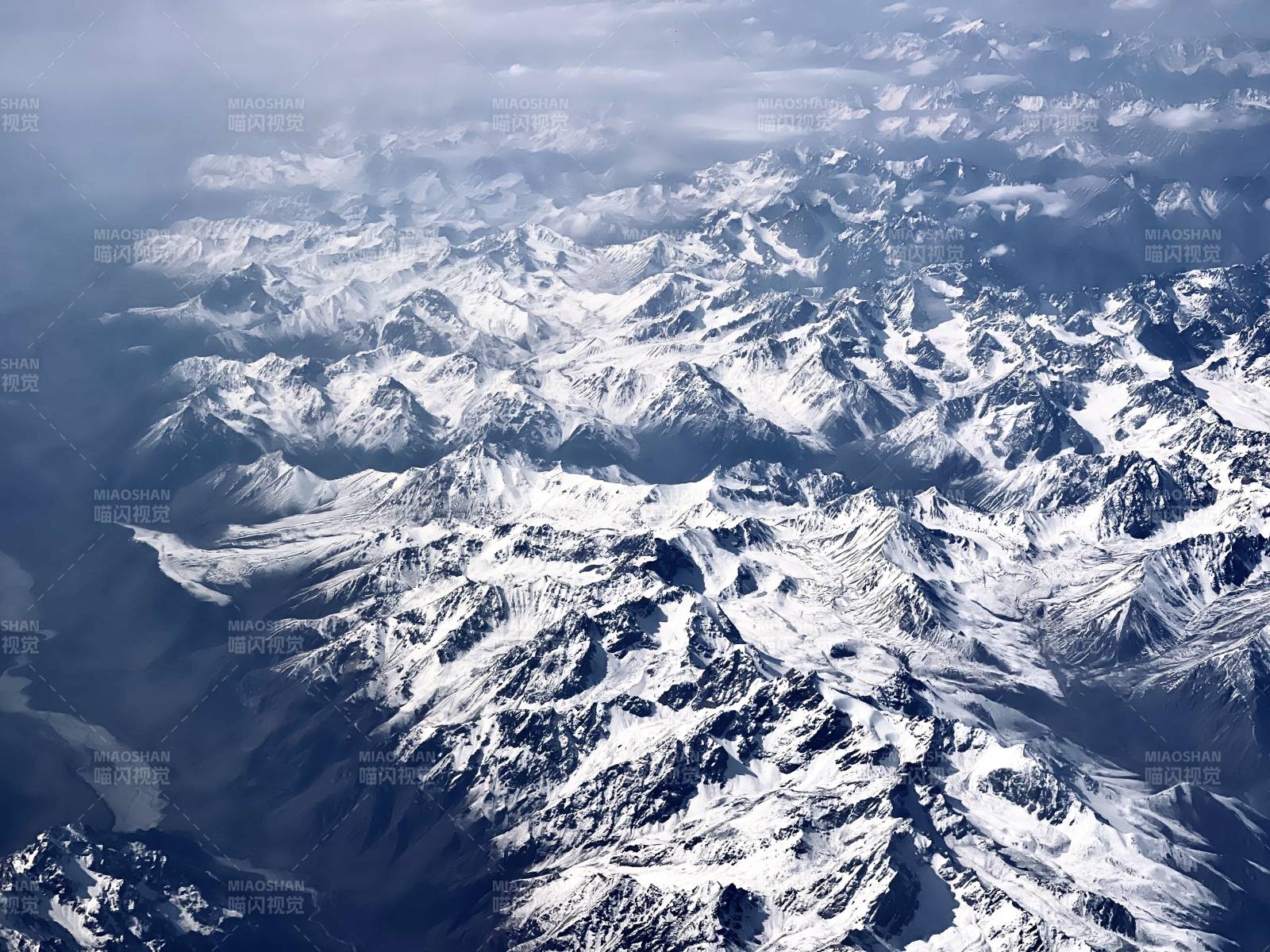 新疆天山雪山壮丽航拍图