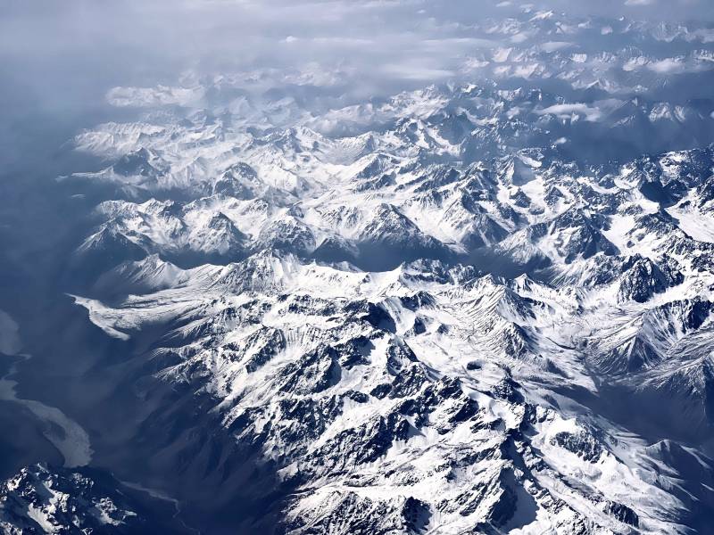 新疆天山雪山壮丽航拍图