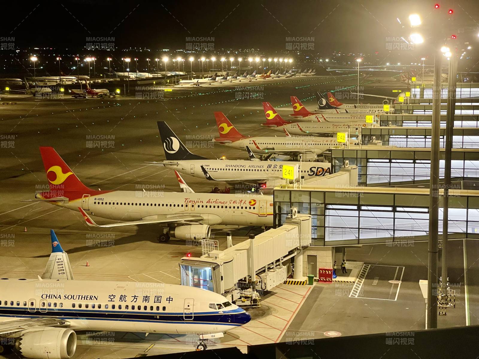 乌鲁木齐天山机场夜航停机坪