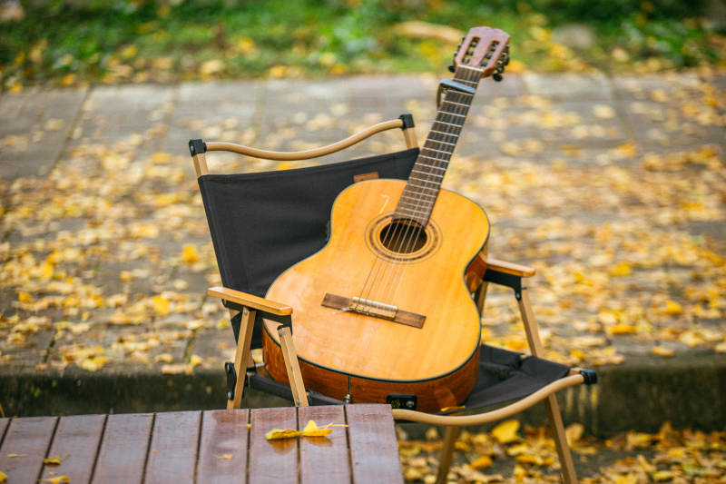 秋日琴椅静谧景