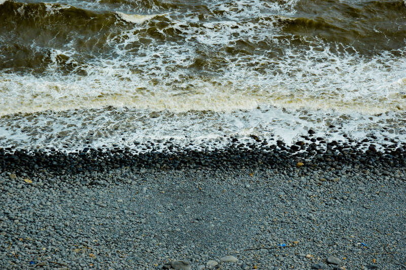 浪花拍打鹅卵石滩